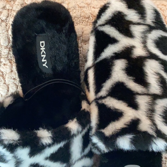 DKNY slippers.New without tag.size 7 - Picture 4 of 5